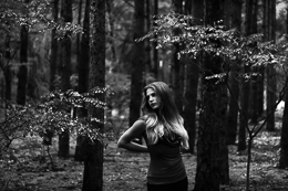 Modelka w lesie