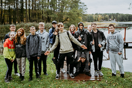 Uczniowie nad jeziorem