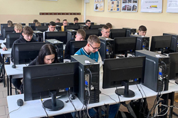 Uczniowie przy komputerach