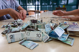 Banknoty i monety na stole